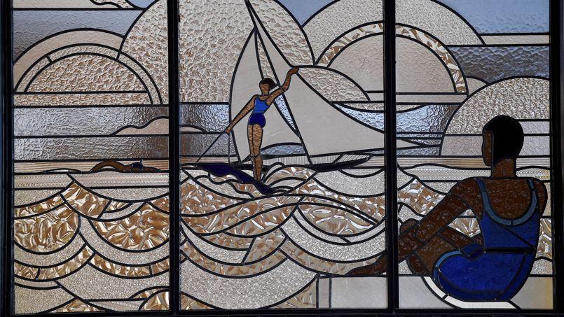 Molitor, la piscine emblématique de paris, rouvre ses portes Piscine mosaïque blanc aux côtés