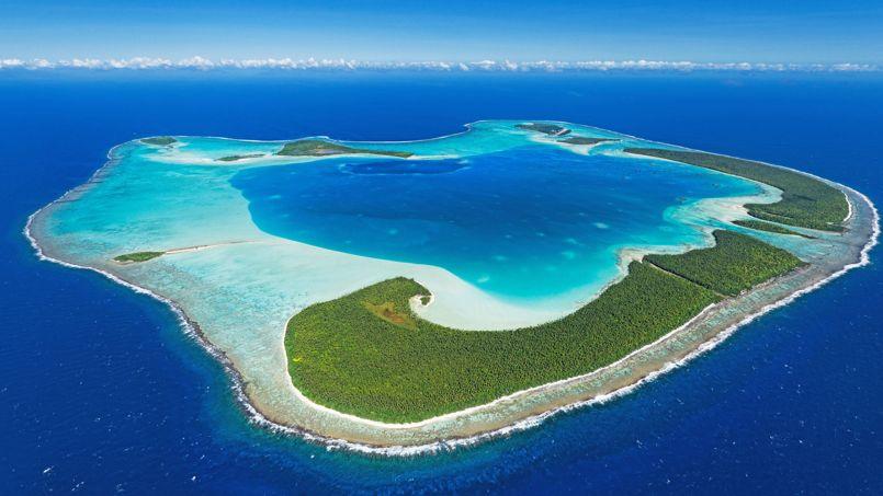 Treize îlots (motu en tahitien) composent l'atoll de Tetiaroa, à 53 kilomètres au nord de Tahiti. Un seul est occupé par l'hôtel The Brando. Les autres sont la propriété des oiseaux de mer.