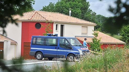 Des gendarmes en faction devant la maison du docteur Emmanuel Bécaud, à Pouzauges, en Vendée, là où s'est déroulé la tuerie.