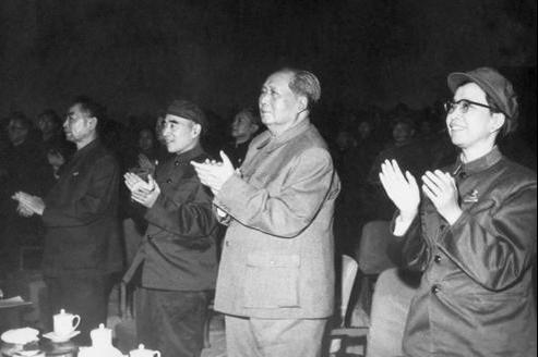 Mao avec Zhu Enlai, Lin Piao et sa quatrième femme Jiang Qing (à droite). Elle lui survivra et sera jugée lors du procès de la Bande des Quatre.