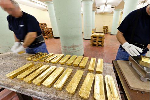La salle de la pesée de la Souterraine se trouve au 8e sous-sol de la Banque de France. Chacune de ces barres d'or pèse 12,5 kg. Soit environ 560.000€.