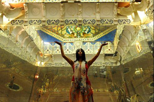 Dans la salle des Miroirs, sous la plus grande coupole du monde en verre Tiffany, Ara-Chevrefeuille interprète une danse prière au rythme d'une musique new age.