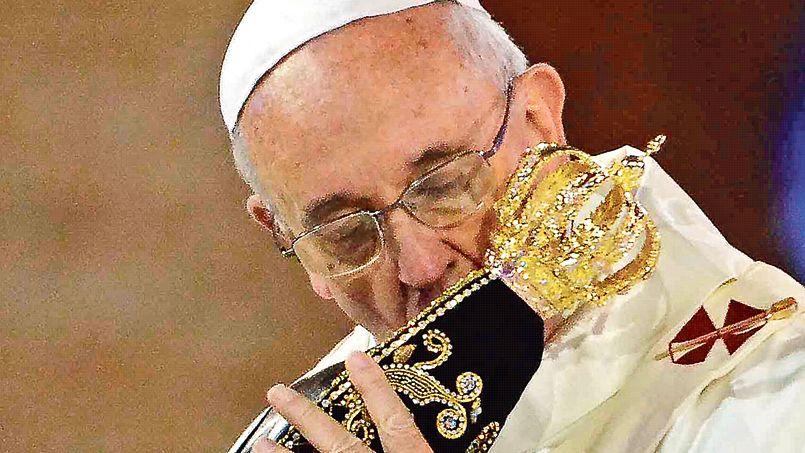 François, mercredi dans le sanctuaire marial d'Aparecida, avec dans ses bras une réplique de la Vierge noire.