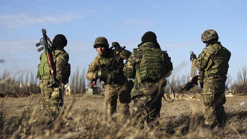 Soldats ukrainiens près du village de Strelkovo, dans une région adjacente de la Crimée.