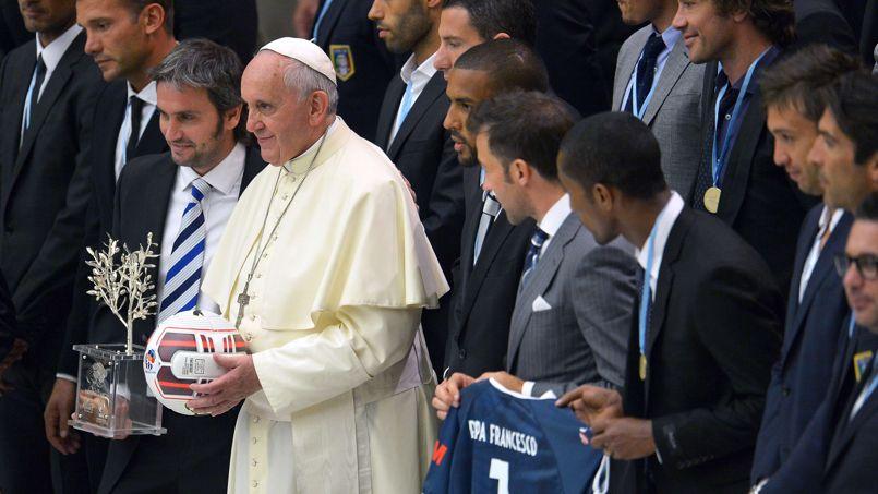 Le pape François a reçu une délégation de footballeurs lundi au Vatican.