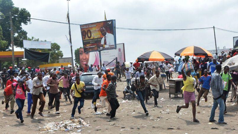 Des manifestants s'enfuient après que les soldats ont ouvert le feu pour disperser la foule, mardi 20 janvier à Kinshasa.