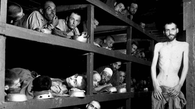 Les déportés de la baraque 56 du camp de concentration de Buchenwald en Allemagne photographiés par le soldat H. Miller le 16 avril 1945 au moment de la libération du camp par les Alliés (sur la couchette du milieu, le 7e à partir de la gauche serait Elie Wiesel).