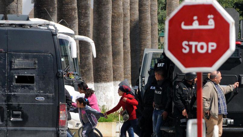 Les touristes évacués du site de l'attaque, mercredi.