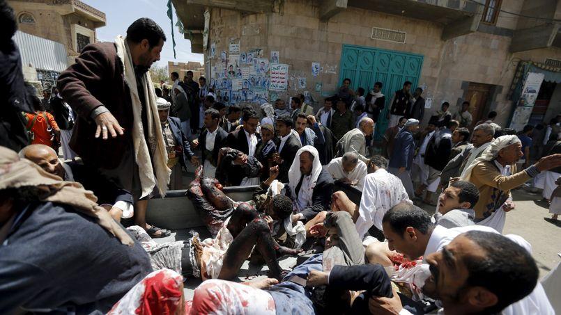 Des blessés sont évacués de la mosquée après un attentat suicide, le 20 mars 2015 à Sanaa.