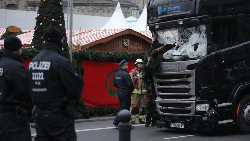 Des policiers se tiennent à côté du camion qui a foncé sur la foule, lundi 19 décembre à Berlin.