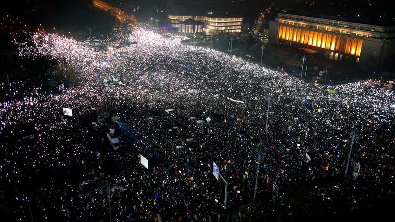 Une foule de manifestants s'est à nouveau rassemblée devant le siège du gouvernement à Bucarest, dimanche soir.