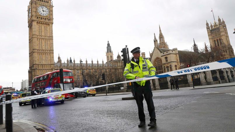 La police britannique a établi un périmètre de sécurité autour du Parlement.