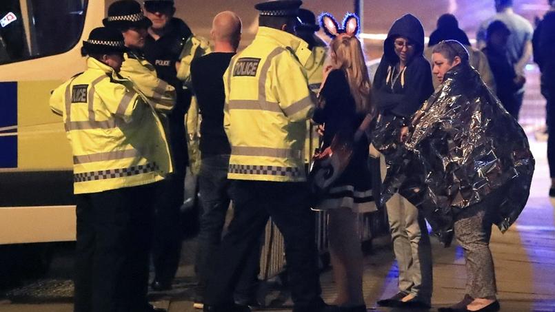 Des spectatrices du concert d'Ariana Grande à Manchester, recueillies par les services de secours après l'explosion qui a tué 19 personnes et fait 50 blessés.