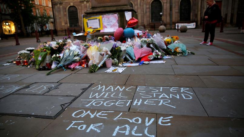 Des fleurs pour les victimes, dans le centre de la ville de Manchester.