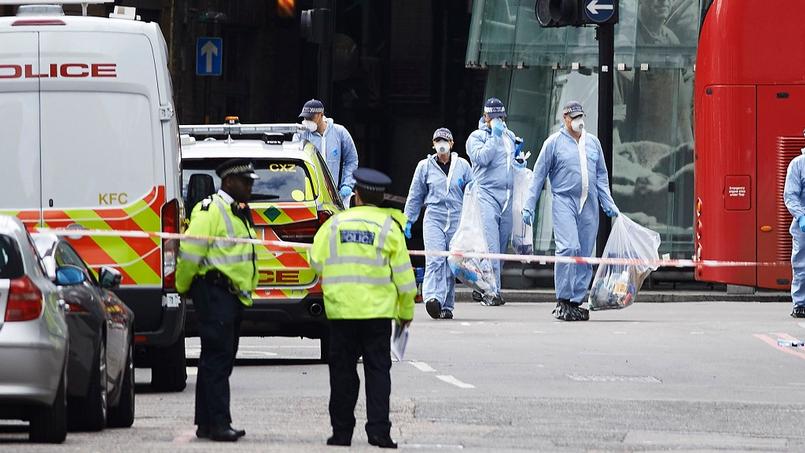 La police britannique poursuit son enquête sur le terrain dimanche entre Borough Market et London Bridge, au lendemain de la double attaque perpétrée au coeur de Londres faisant 7 morts et 48 blessés.