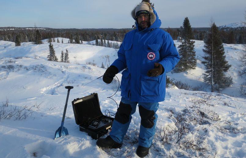 Florent Dominé, chercheur CNRS de l'unité mixte internationale Takuvik, sur le terrain, au sud de Kuujjuarapik.