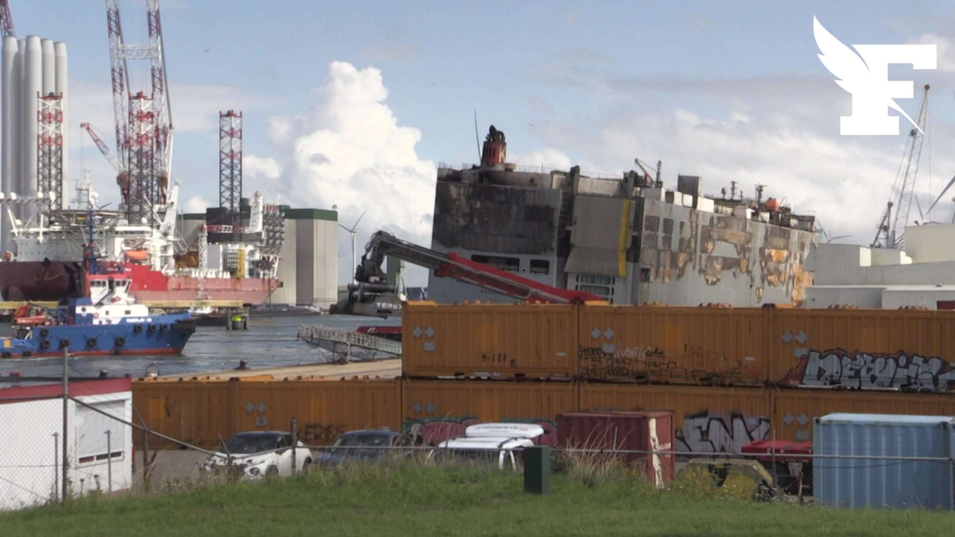 Pays Bas Le Cargo Qui Avait Pris Feu Remorqu Jusqu Au Port De Eemshaven