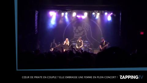 C Ur De Pirate En Couple Elle Embrasse Une Femme En Plein Concert