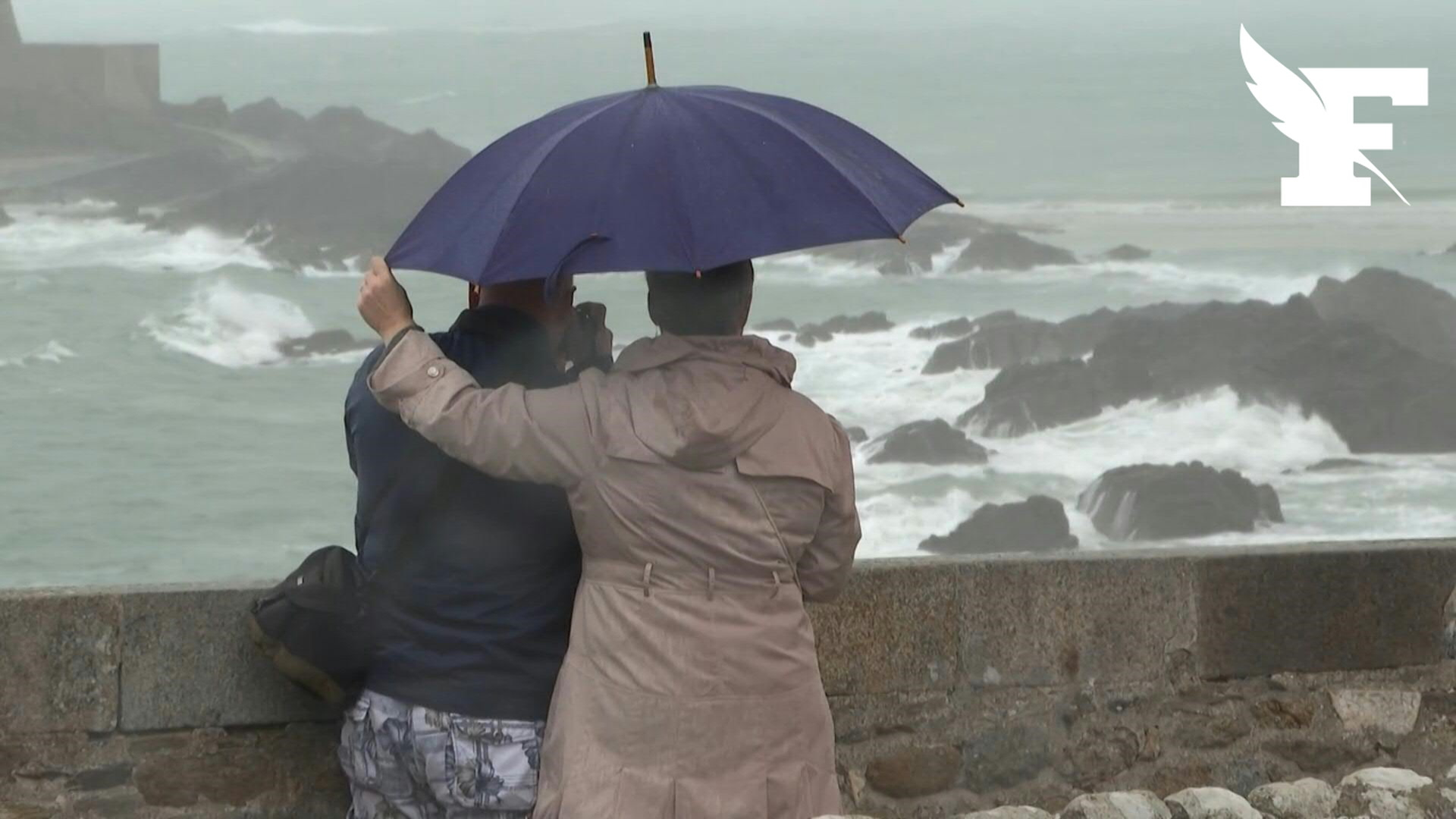 Tempête Patricia de grosses vagues déferlent sur Saint Malo sous les