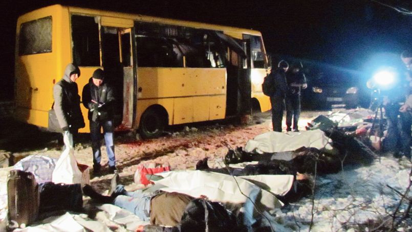 Un éc lat d'obus à un poste contrôlé par les forces ukrainiennes, mardi, à Volnovakha, a provoqué la mort de 13 passagers d'un bus.