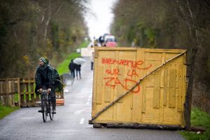 Une palette affiche «Bienvenu à la ZAD» sur le site de Notre-Dame-des-Landes.