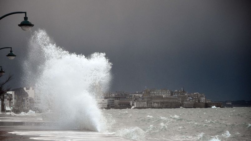 A Saint-Malo, d'impressionnantes vagues viennent s'échouer sur la plage.