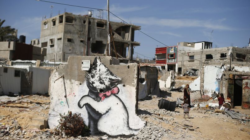 ART DE RUE. Aurions-nous parlé de la situation cauchemardesque que vivent les habitants de la bande de Gaza sans ce mignon petit chat sur les ruines d'une maison ? Bansky nous donne la réponse : «Je voulais attirer l'attention des gens sur la destruction de Gaza en postant des photos sur mon site internet - mais sur internet, les gens ne regardnte que des photos de chatons.»