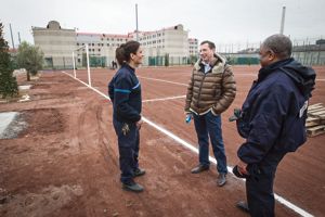 Pierre Botton s'active autour du terrain.