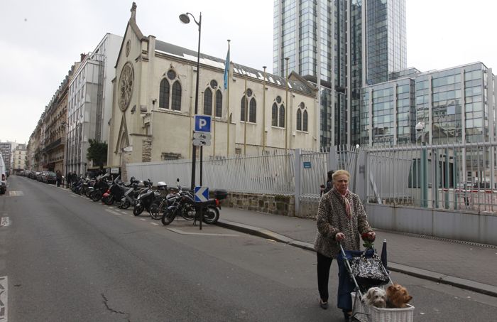 L'église de ce quartier populaire du 15ème arrondissement de Paris est désormais promise à la démolition par des promoteurs qui veulent en faire des logements sociaux et des parkings. Un scandale pour certains fidèles.