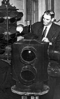 Lester Wire invented the first traffic light, here with his prototype that will install & # xe9, has Cleveland on August 5 XFB & #; t 1914.