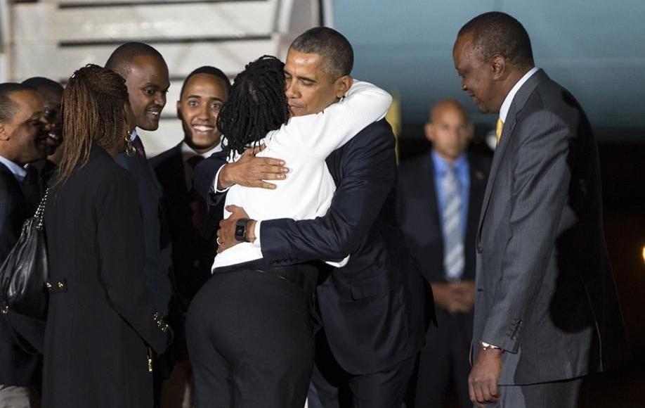 Barack Obama embrasse sa demi-soeur Auma Obama, venue l'accueillir à l'aéroport de Nairobi ce vendredi 24 juillet.