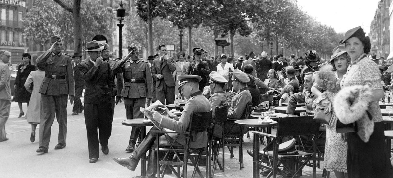Les officiers allemands à la terrasse d'un cafe à Paris, le 14 juillet 1940 au debut de l'Occupation.