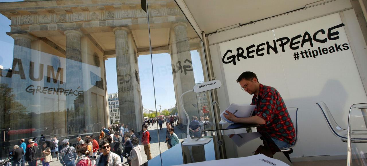 À Berlin, le public peut consulter 248 pages du traité transatlantique dans un stand installé par Greenpeace, près de la porte de Brandebourg.