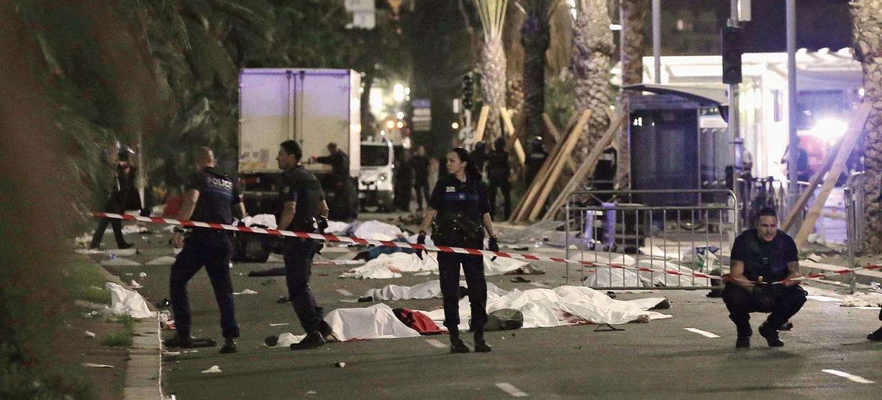 Attentat De Nice: «J'ai Vu Un Père Avec Son Fils De 2 Ans Mort Dans Ses ...