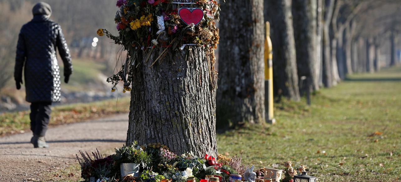 Des fleurs et des messages déposés près de l'endroit où le corps de Maria a été retrouvé, mardi, à Fribourg.