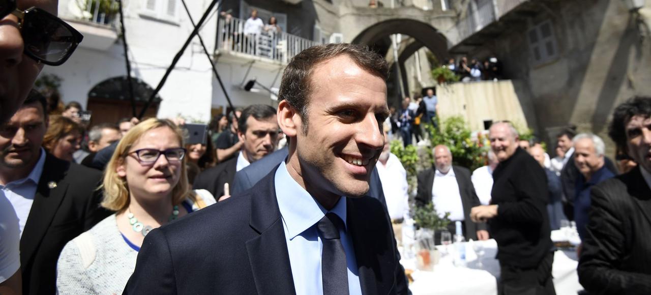 Emmanuel Macron en déplacement à Vescovato en Corse, le 7 avril.