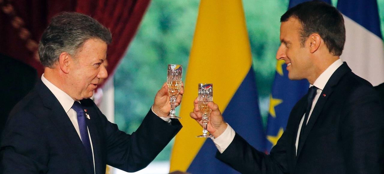 Le président colombien, Juan Manuel Santos (à gauche), et Emmanuel Macron lors du dîner officiel donné à l'Élysee, mercredi soir.