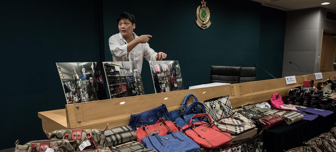 Des sacs de contrefaçon exposés par les douanes à Hongkong. Selon le rapport européen, la cité-État serait une plaque tournante pour l'expédition de copies, commandées sur Internet en Europe.