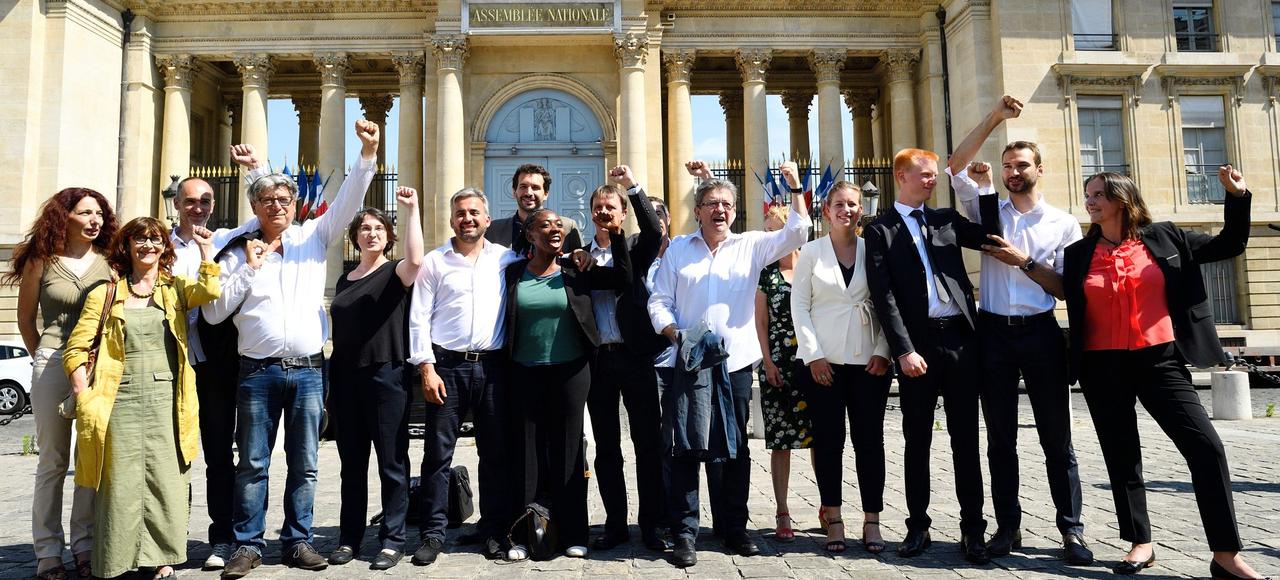 Jean-Luc Mélenchon et ses députés insoumis devant l'Assemblée nationale la semaine dernière.
