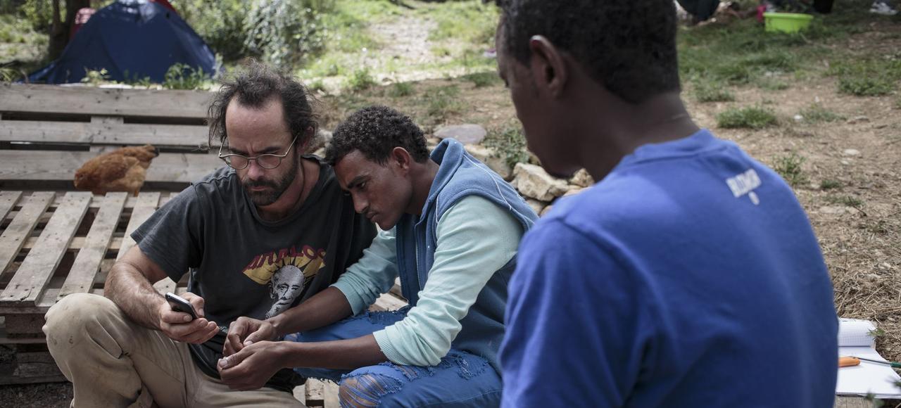 Cédric Herrou (à gauche) en compagnie de migrants dans sa ferme de Breil-sur-Roya, en octobre 2016.