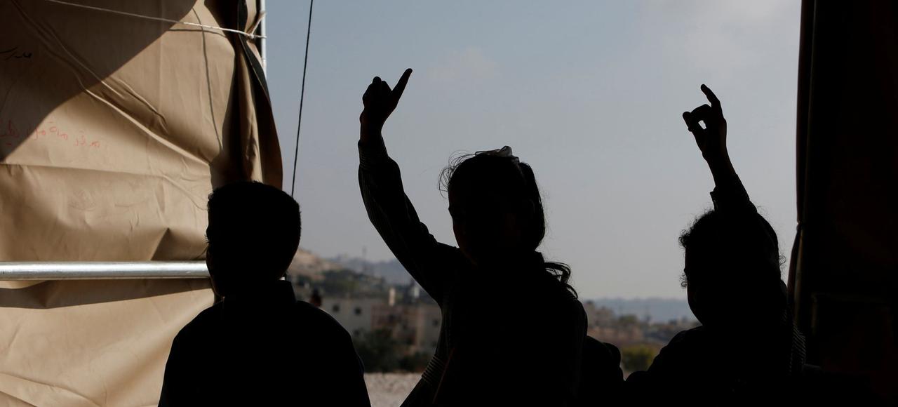 Des écoliers palestiniens assistent à des cours dans un tente à Jubbet al-Dhib, après que l'armée israélienne a démantelé des préfabriqués destinés à devenir des salles de classe.