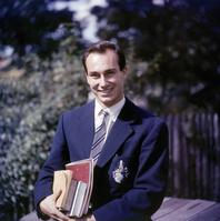Le prince, jeune, un peu moins dandy que ne l'était son père, a des faux airs de Sean Connery. Fossettes charmeuses et manières suaves, il n'a rien d'un seigneur d'Asie centrale.