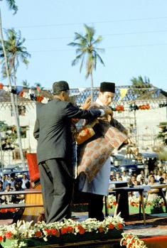 L'Aga Khan reçoit en 1957 les tuniques de son grand-père lors d'une cérémonie d'installation à Dar es-Salaam, en Tanzanie.