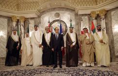 Francois Hollande surrounded the Sultan of Oman Qaboos bin Said (left) and King Salman of Saudi Arabia (right), May 5, 2015, at the extraordinary summit of the Cooperation Council of Arab Gulf States in Riyadh ( Saudi Arabia).