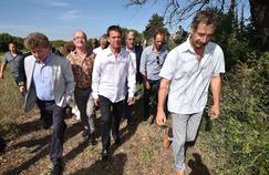 Manuel Valls , accompagné du président de la région Languedoc-Roussillon, Damien Alary <i>(à gauche)</i>, en visite dans le domaine viticole Cabanis, mardi à Vauvert (Gard).