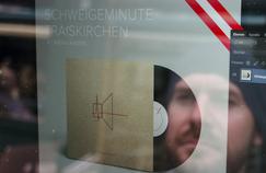 Raoul Haspel behind cover his <i> Schweigeminute für Traiskirchen </ i>.