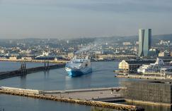 The vast space occupied by the Grand Port Maritime de Marseille should be nibbled in his heart for the marina.