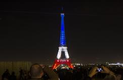L'illumination de la tour Eiffel, le 18 novembre, en hommage aux 130 victimes et aux nombreux blessés des attentats du 13 novembre.