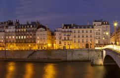 Une vue nocturne de Paris.