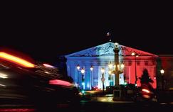 L'Assemblée nationale parée aux couleurs du drapeau, au lendemain des attentats qui ont endeuillé la France, le vendredi 13 novembre.